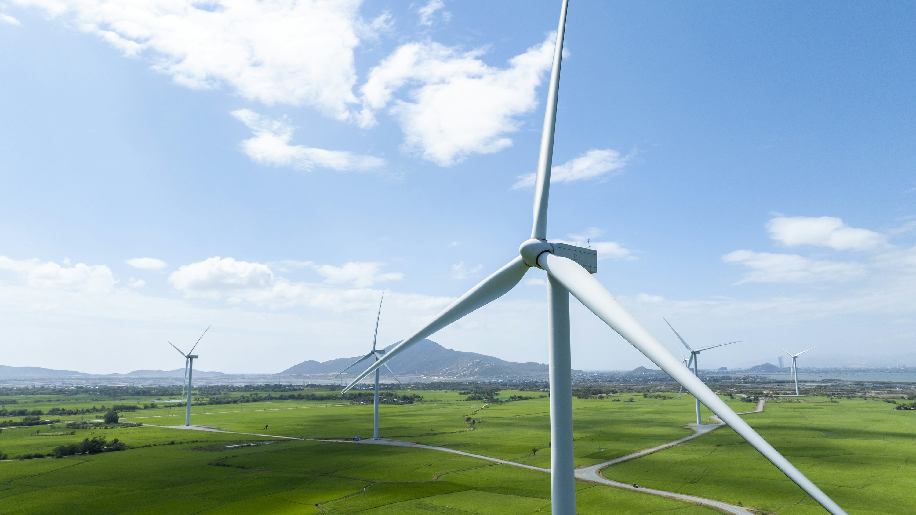 Aerogenerador bajo un cielo azul; imagen de archivo para el contexto climático